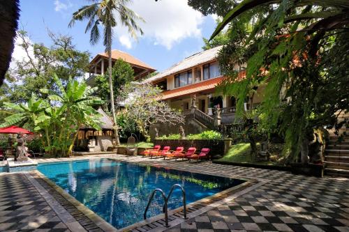 ein Resort mit einem Swimmingpool vor einem Gebäude in der Unterkunft Arma Museum & Resort in Ubud
