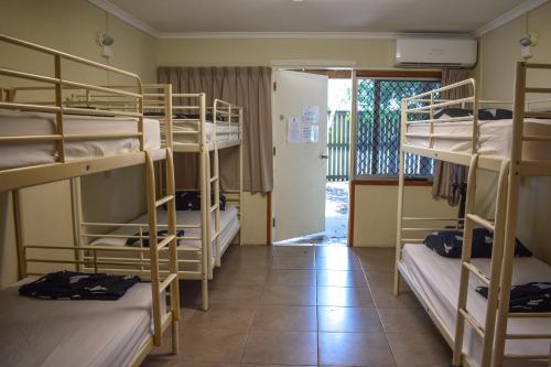 מיטה או מיטות קומותיים בחדר ב-Hervey Bay Flashpackers