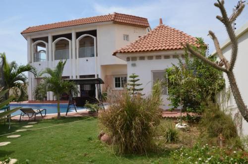a house with a yard with a swimming pool at villa térangart saly in Saly Portudal