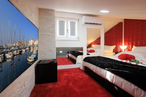 - une chambre avec 2 lits et une vue sur le port dans l'établissement RedRose Piran, à Piran