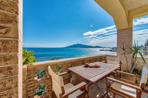 Green Boat Apartment with Sea View, by ZanteWize