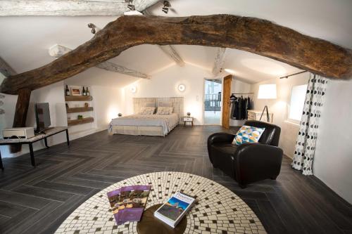 sala de estar amplia con cama y sofá en Mas du Sommelier, en Le Beaucet