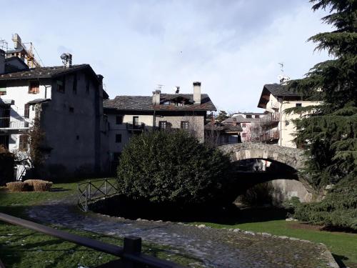a bridge over a river in a city at Aosta Romana case vacanza in Aosta