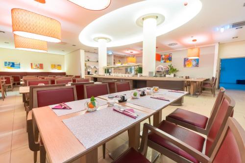 a dining room with tables and chairs in a restaurant at Hotel Orangerie in Vienna