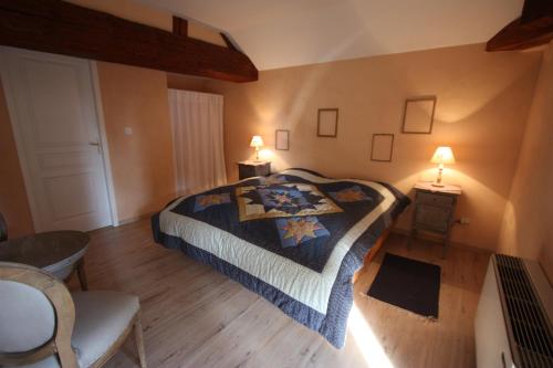 a bedroom with a bed and two tables and two lamps at Gite Evidence in Varennes-sur-le-Doubs