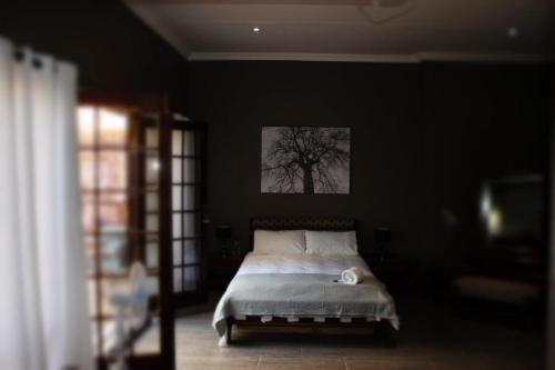 una camera da letto con un letto a parete di Jean-Alno a Modimolle