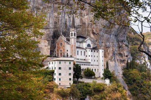 um edifício ao lado de uma montanha em Piccolo Fiore em Avio