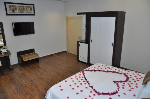a bedroom with a bed with a red heart on it at منازل بلقيس للشقق المخدومة فرع الشفاء in Hail
