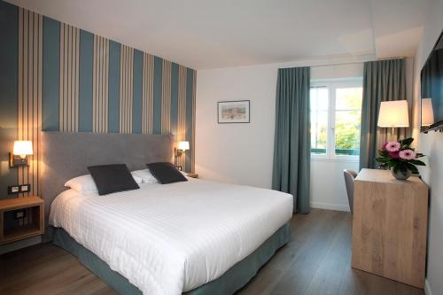 Postel nebo postele na pokoji v ubytování Logis Hotel de la Nivelle