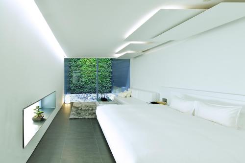 um quarto com duas camas e uma parede verde em MOGANA em Quioto