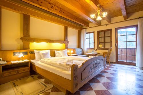Postel nebo postele na pokoji v ubytování Hotel Hirsch