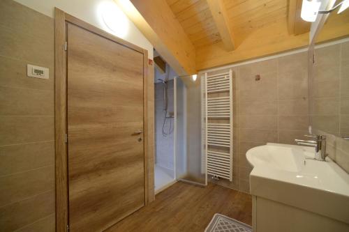 a bathroom with a shower and a toilet and a sink at La Casa al Noce in Mezzana