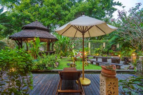 Jardín al aire libre en Suphan Lake Hometel