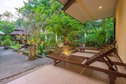 Jardín al aire libre en Suphan Lake Hometel