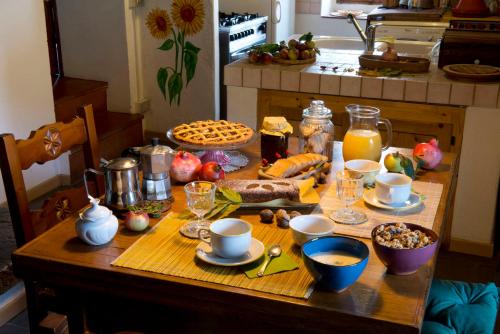 una mesa con comida para el desayuno y bebidas en ella en B&B Luna e Stelle, en Premilcuore