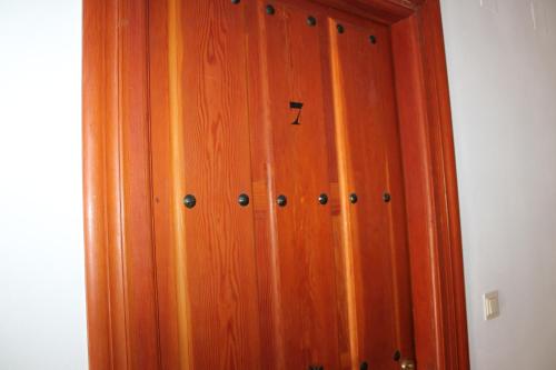 a wooden door with the number seven on it at Apartamentos Rurales Rosendo: El Celindo in Capileira