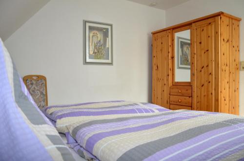 Tempat tidur dalam kamar di Ferienwohnung Schultze