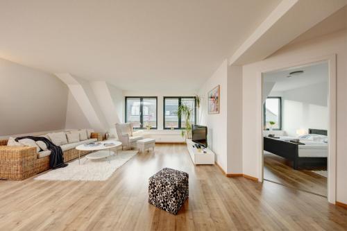 フレンスブルクにあるFerienwohnung Seestern in Flensburg, Sonwikのリビングルーム(ソファ、テーブル付)