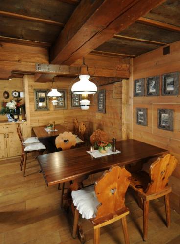 a dining room with a wooden table and chairs at Landgasthof Ruedihus in Kandersteg