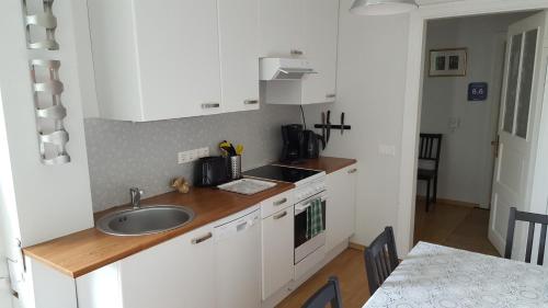 eine Küche mit einer Spüle und einer Arbeitsplatte in der Unterkunft Ribere Apartment in Pärnu