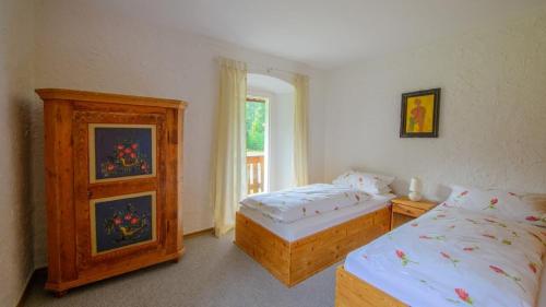 a bedroom with two beds and a window at Fewo Schächtelschleif in Waldmünchen