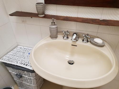 a white sink in a bathroom with at Appartamento Rialto Terminillo in Terminillo