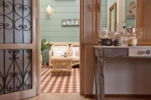 チェゼナーティコにあるHotel Stresaのテーブルと椅子付きの部屋への開放ドア