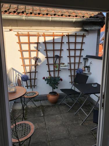 a patio with chairs and a table and a building at Ferienwohnung am Schlössle in Ochsenfurt