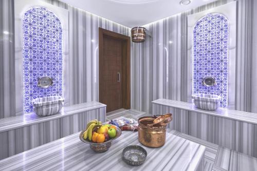 A bathroom at Alachi Hotel