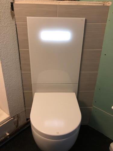 a bathroom with a white toilet in a stall at Ferienwohnung am Schlössle in Ochsenfurt