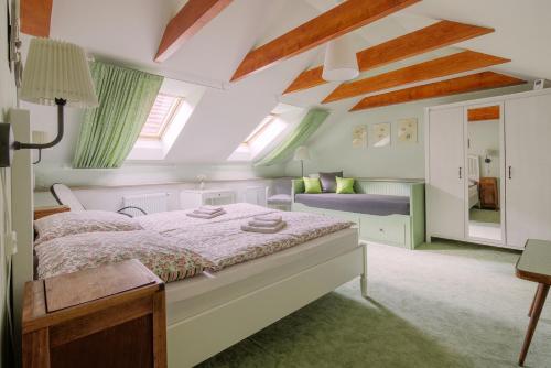 En eller flere senge i et værelse på Zelený statek