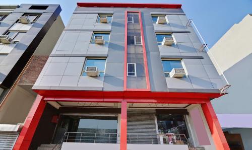 un edificio alto con adornos rojos y blancos en Treebo Trend Resto- Hotel near Lucknow Railway Station, en Lucknow