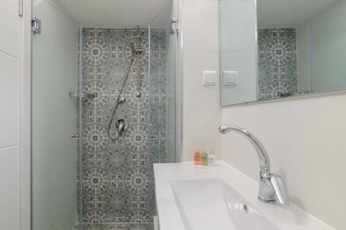 Bilik mandi di Sea Suites