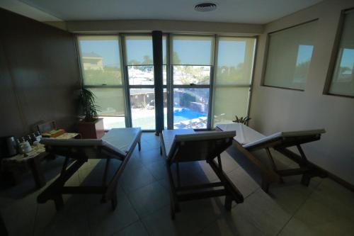 Χώρος καθιστικού στο Hotel Tower Inn & Suites