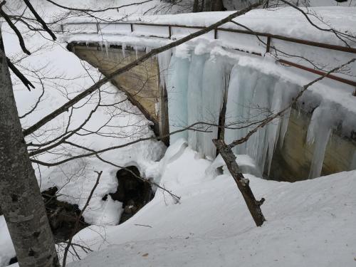 a frozen waterfall in the winter with snow at Jungholz Erlebnis in Jungholz