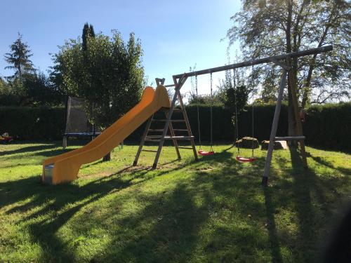 un parque infantil con un tobogán en el césped en Ferienwohnungen Zeller, en Wolframs-Eschenbach