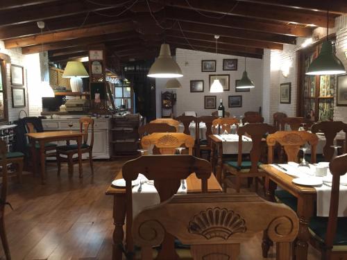 マルベーリャにあるApartamento Mediterraneo 11-4の木製テーブルと椅子が備わるレストラン
