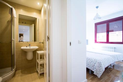 y baño con cama, lavabo y bañera. en Apartamento Green City Deco, en Madrid
