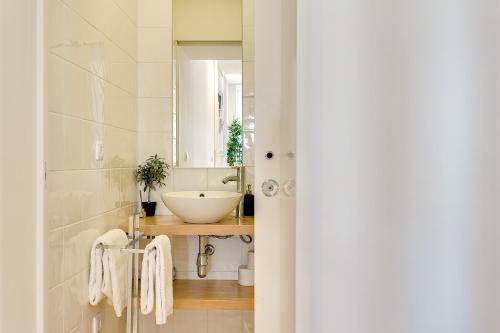 a bathroom with a sink and a mirror at January's 31 Studio by DA'HOME in Porto
