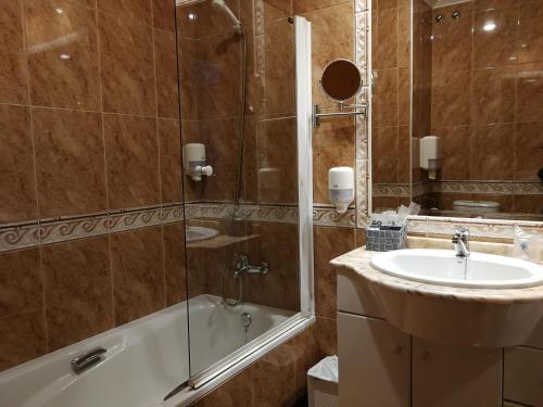 Bathroom sa Hotel Playa Compostela