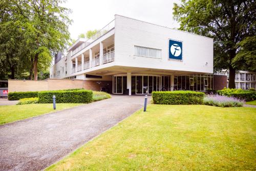 a building with a sign on the front of it at Fletcher Hotel Restaurant Amersfoort in Amersfoort