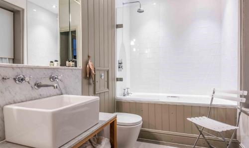 A bathroom at The Crown Hotel 