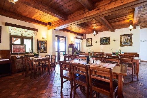 uma sala de jantar com mesas e cadeiras de madeira em Karczma Brzeziniak em Cisna