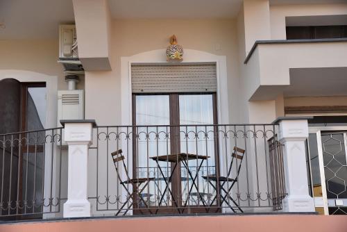 two chairs and a table on a balcony at B&b Le Cycas in Castellammare di Stabia