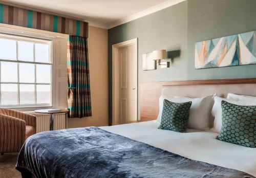 una camera d'albergo con letto e finestra di The White Lion Hotel ad Aldeburgh