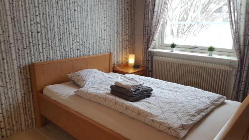 een slaapkamer met een bed met twee handdoeken erop bij Villa Elsy in Vidsel
