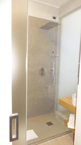 a shower with a glass door in a bathroom at Portica10 Assisi in Assisi
