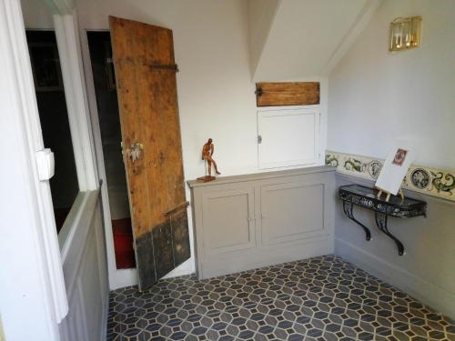 a room with a wooden door and a floor at La "charcuterie" GREBER in Beauvais