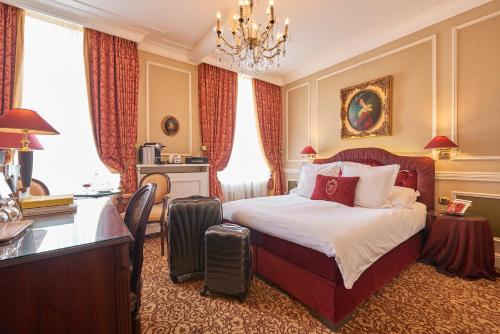 een hotelkamer met een bed en een bureau bij Relais & Châteaux Hotel Heritage in Brugge