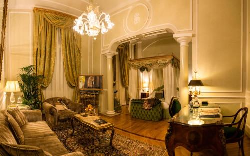 Predel za sedenje v nastanitvi Grand Hotel Majestic gia' Baglioni